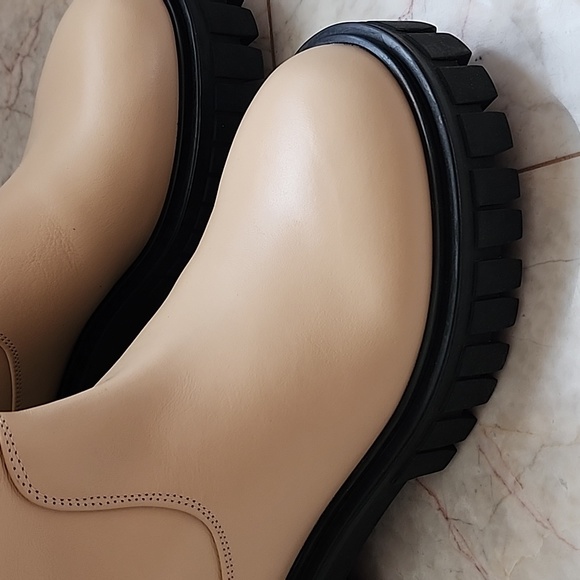 VERSACE BOOTIE H .RETAIL $1300.size 38 - Picture 3 of 13